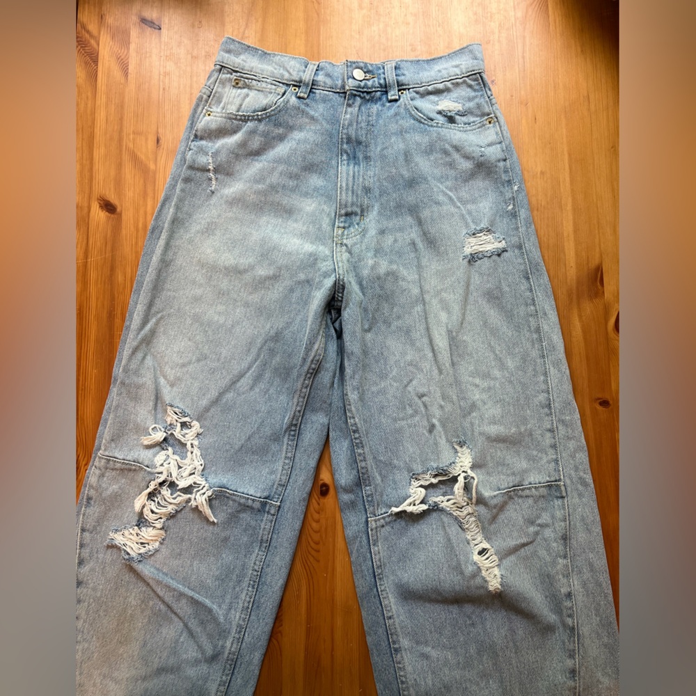 Distressed jeans - Picture 2 of 6